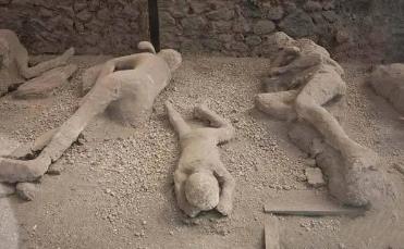 吞食火山__火山爆发吞噬城市