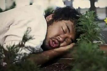 受伤了睡觉会好吗__睡觉起来受伤了