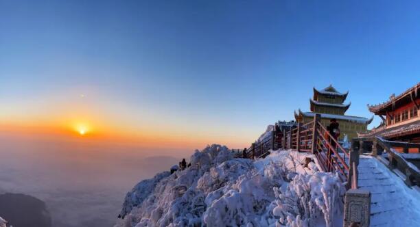 普陀山五台山九华山峨眉山特点_五台普陀峨眉九华的寺庙_