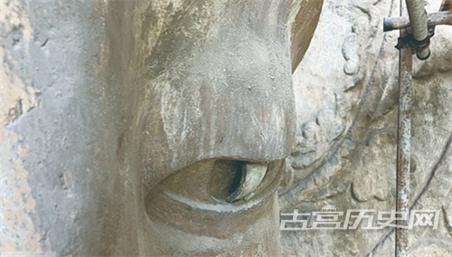 龙门石窟奉先寺首次发现琉璃眼珠
