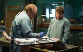 解剖刚死亡年轻女尸_盗墓后女尸复活电影_