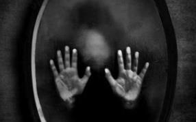 半夜照镜子看见鬼__晚上照镜子会出现鬼的电影