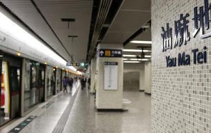 女子跳轨轻生被拉回__跳轨事件