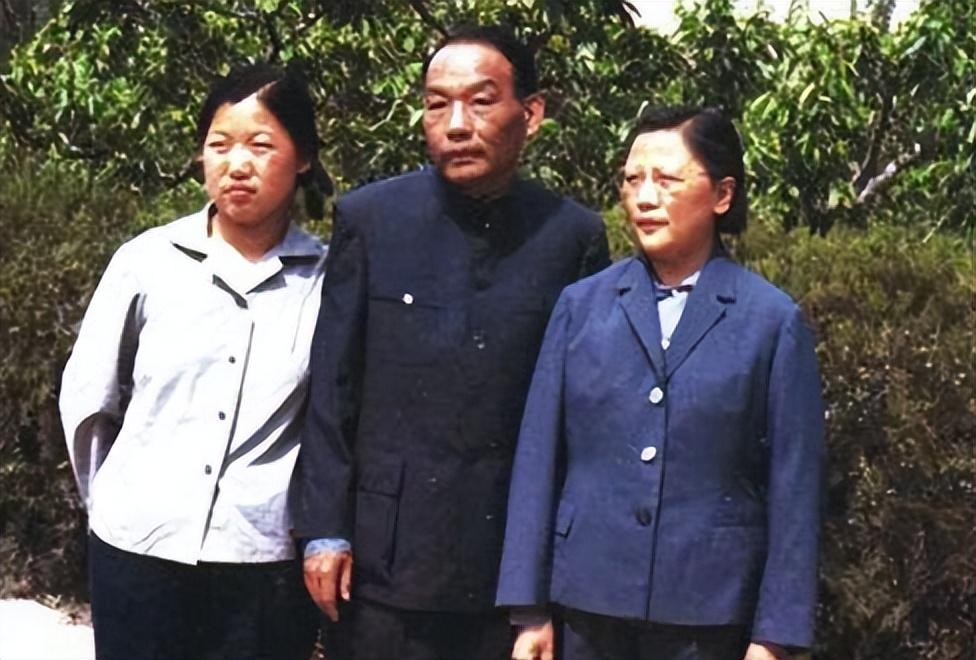 熊向晖回忆写稿挨批，毛主席：没有我，中国人民没有现在的成就？_熊向晖回忆写稿挨批，毛主席：没有我，中国人民没有现在的成就？_