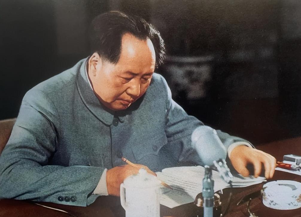 熊向晖回忆写稿挨批，毛主席：没有我，中国人民没有现在的成就？__熊向晖回忆写稿挨批，毛主席：没有我，中国人民没有现在的成就？