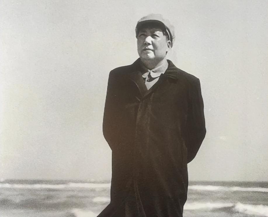 熊向晖回忆写稿挨批，毛主席：没有我，中国人民没有现在的成就？_熊向晖回忆写稿挨批，毛主席：没有我，中国人民没有现在的成就？_