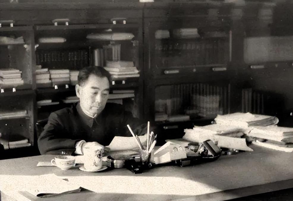 熊向晖回忆写稿挨批，毛主席：没有我，中国人民没有现在的成就？_熊向晖回忆写稿挨批，毛主席：没有我，中国人民没有现在的成就？_