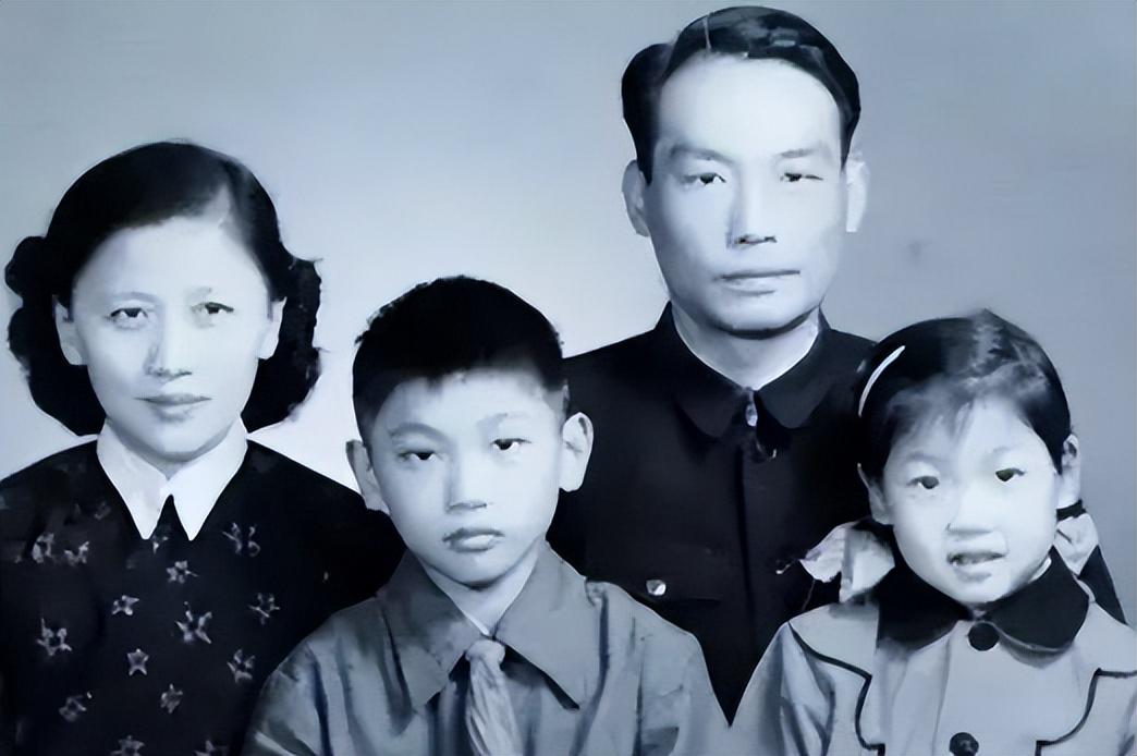 熊向晖回忆写稿挨批，毛主席：没有我，中国人民没有现在的成就？_熊向晖回忆写稿挨批，毛主席：没有我，中国人民没有现在的成就？_