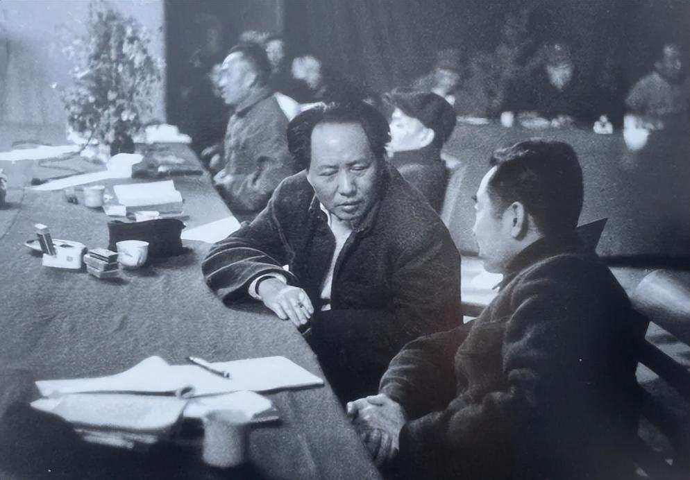 熊向晖回忆写稿挨批，毛主席：没有我，中国人民没有现在的成就？__熊向晖回忆写稿挨批，毛主席：没有我，中国人民没有现在的成就？