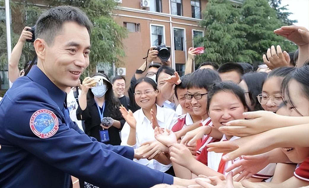 指令长叶光富大校，儿女都是学霸型人才，妻子身份不简单__指令长叶光富大校，儿女都是学霸型人才，妻子身份不简单