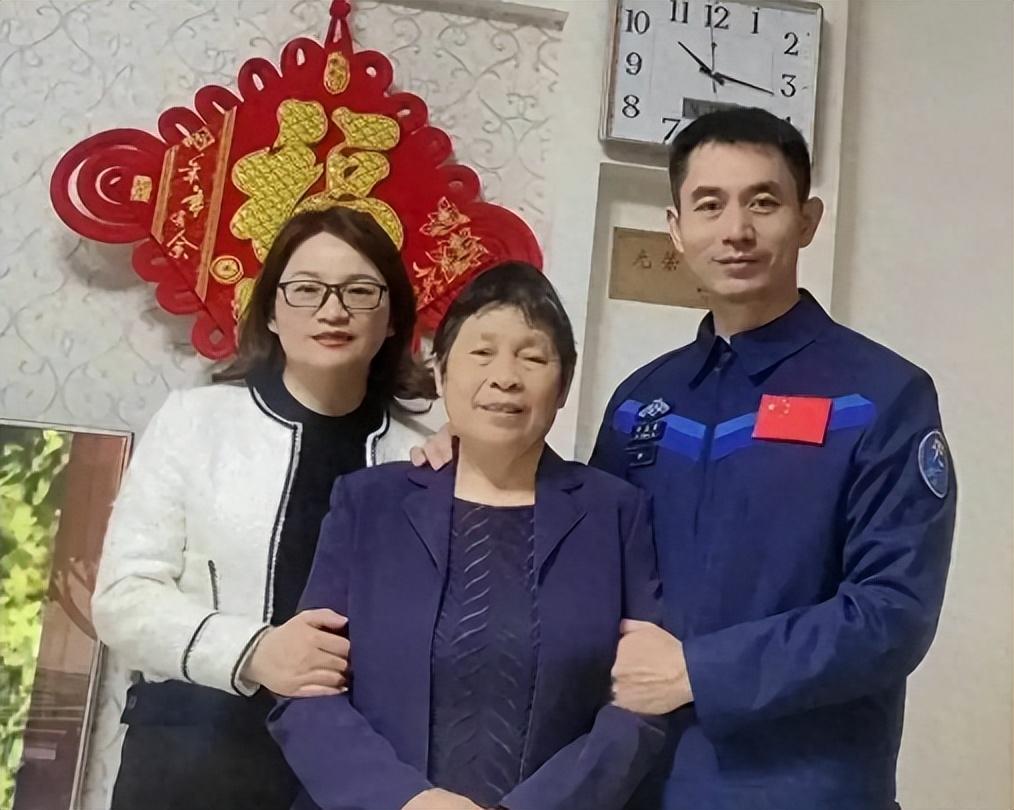 _指令长叶光富大校，儿女都是学霸型人才，妻子身份不简单_指令长叶光富大校，儿女都是学霸型人才，妻子身份不简单