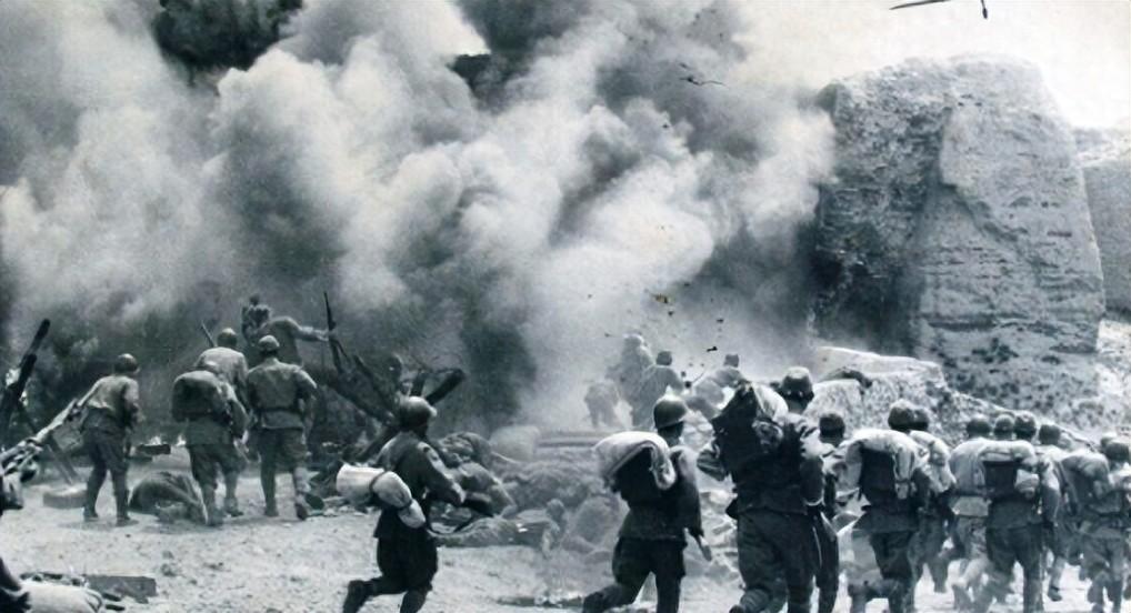 抗日牺牲的女兵__抗日烈士墓前跳舞