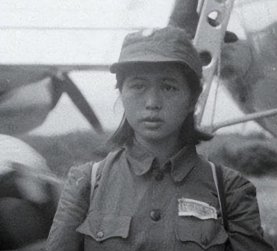 抗日牺牲的女兵__抗日烈士墓前跳舞