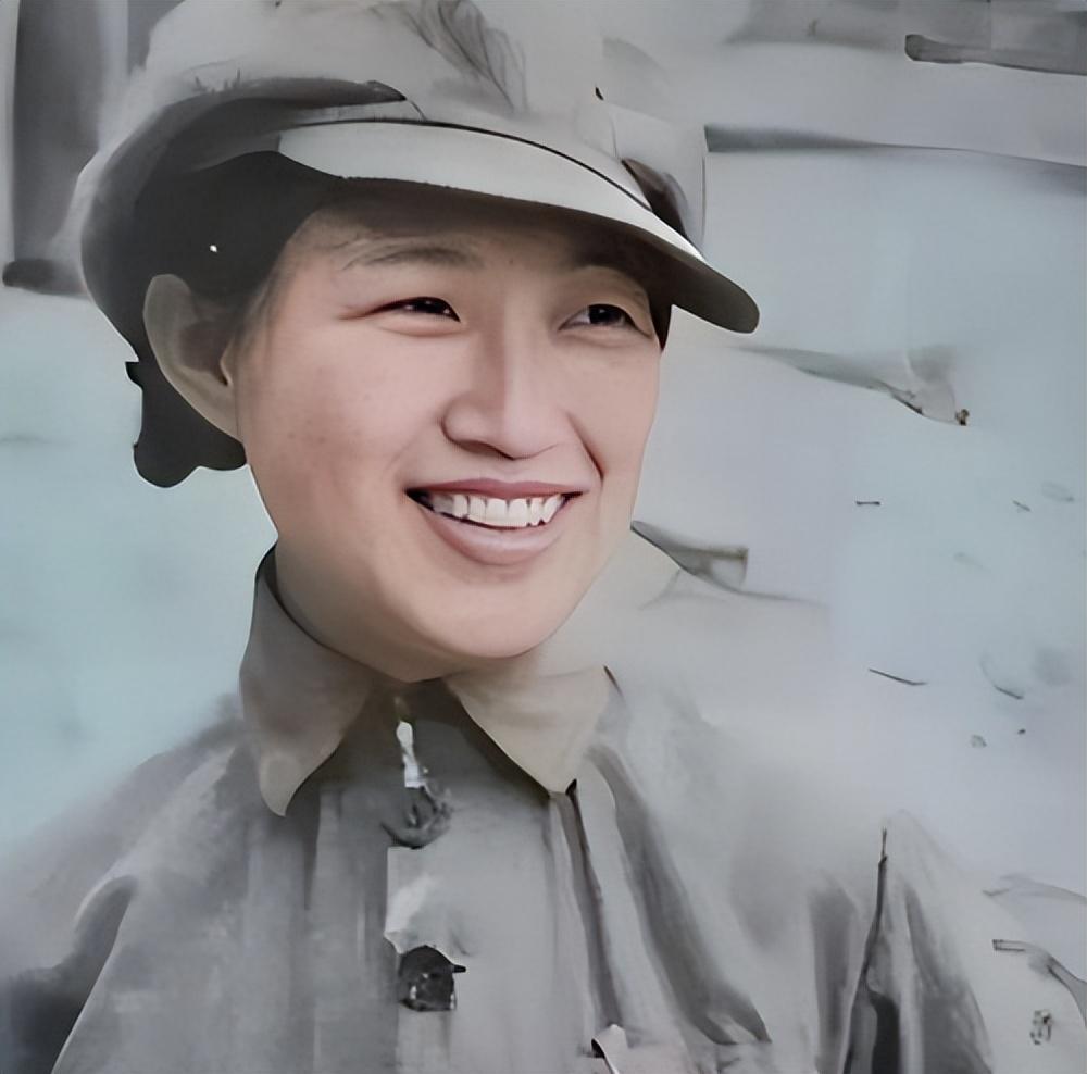 抗日牺牲的女兵__抗日烈士墓前跳舞