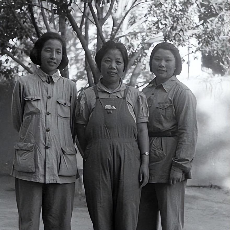 抗日烈士墓前跳舞__抗日牺牲的女兵