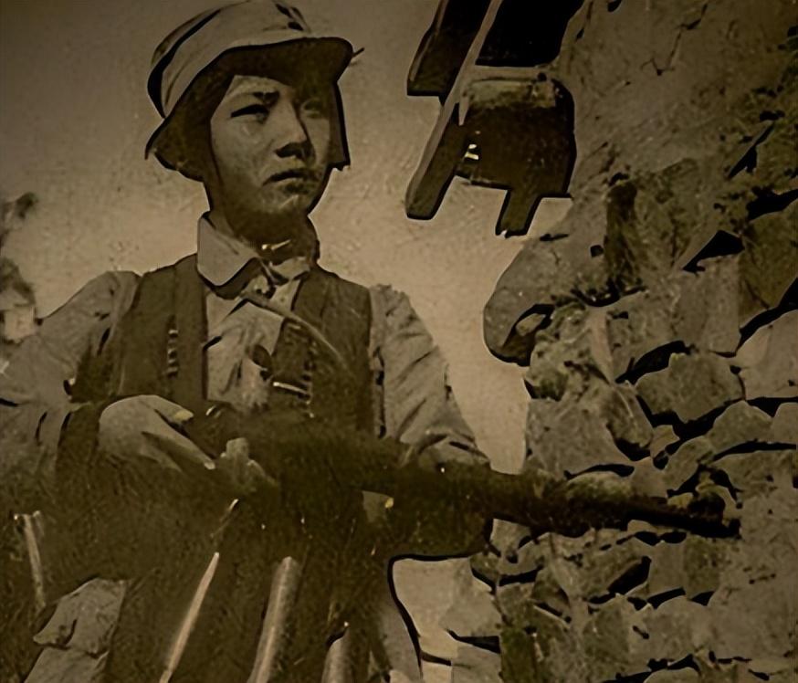 抗日牺牲的女兵_抗日烈士墓前跳舞_