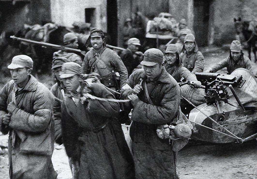 抗日烈士墓前跳舞__抗日牺牲的女兵