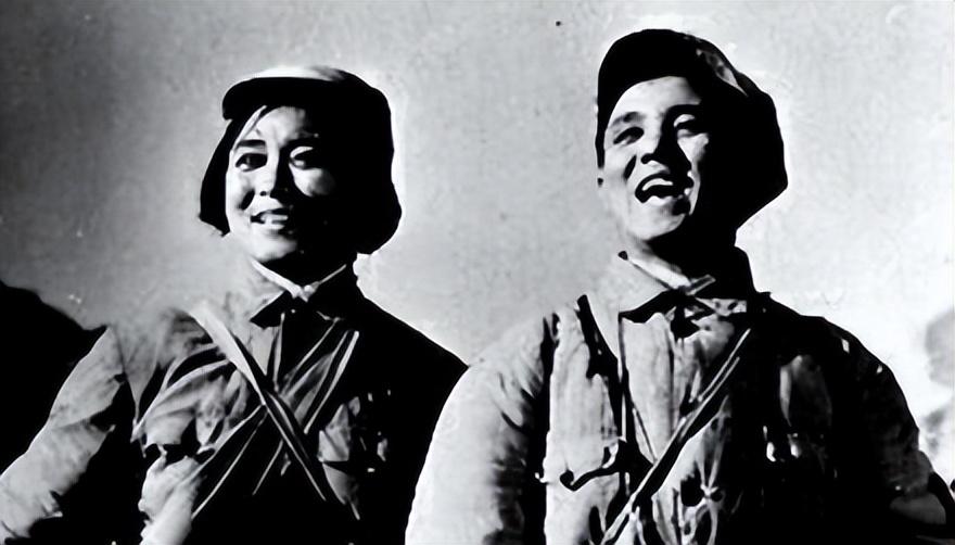 _抗日牺牲的女兵_抗日烈士墓前跳舞