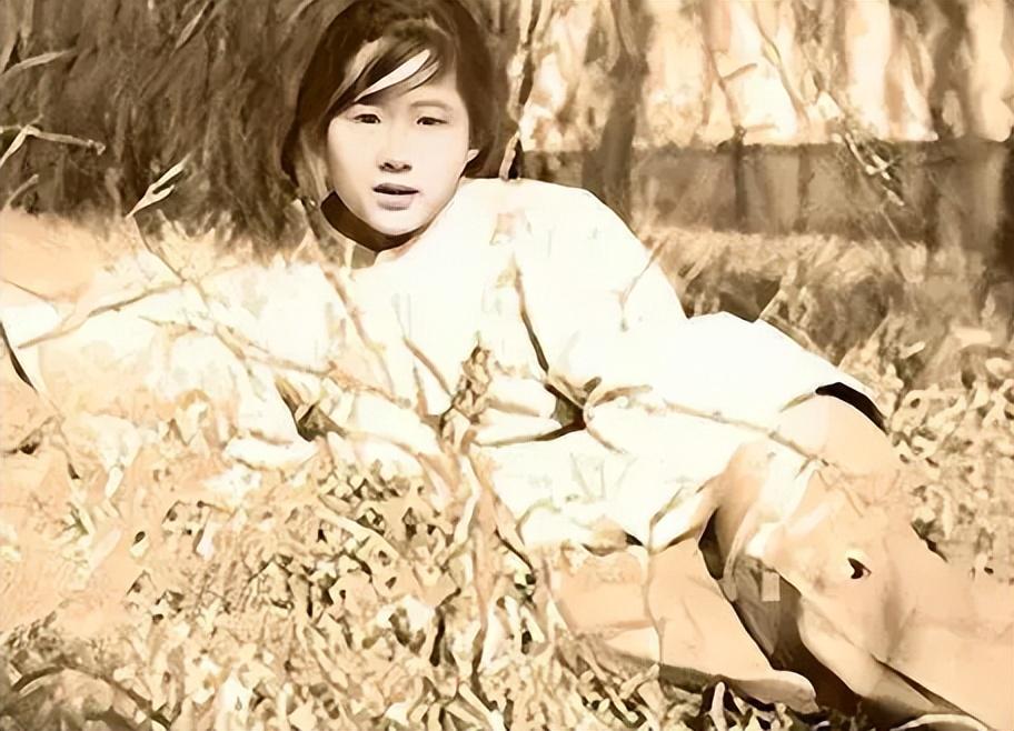 抗日牺牲的女兵_抗日烈士墓前跳舞_