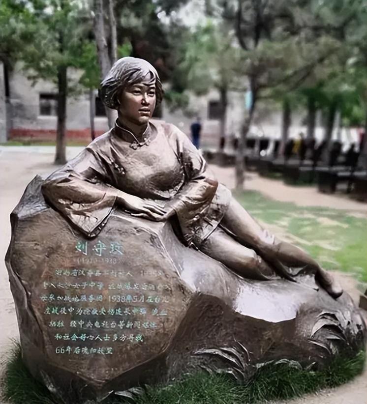 _抗日牺牲的女兵_抗日烈士墓前跳舞