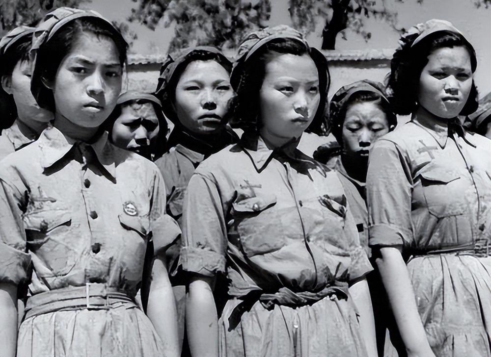 抗日牺牲的女兵__抗日烈士墓前跳舞