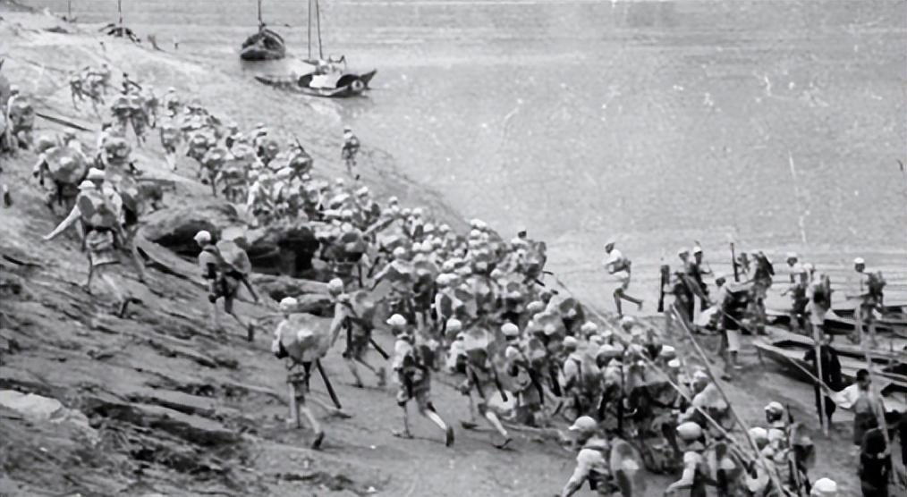 抗日烈士墓前跳舞__抗日牺牲的女兵