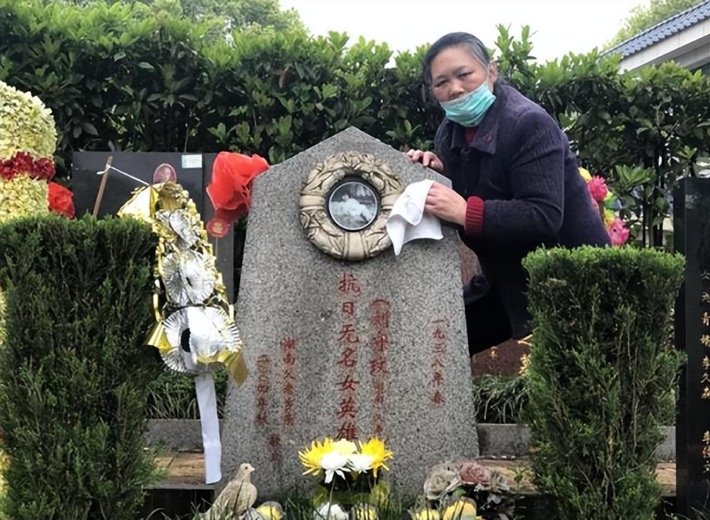 _抗日烈士墓前跳舞_抗日牺牲的女兵