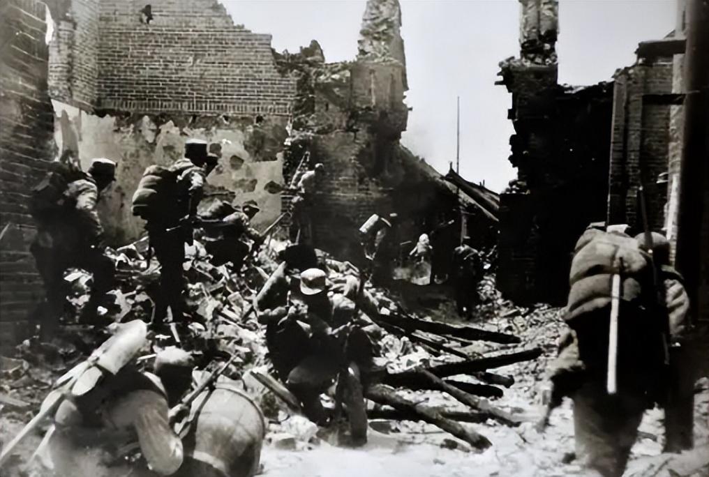 _抗日烈士墓前跳舞_抗日牺牲的女兵