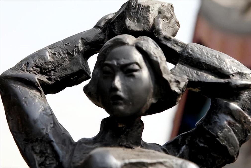 抗日牺牲的女兵__抗日烈士墓前跳舞