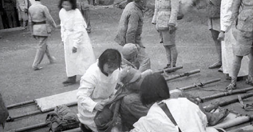 _抗日牺牲的女兵_抗日烈士墓前跳舞