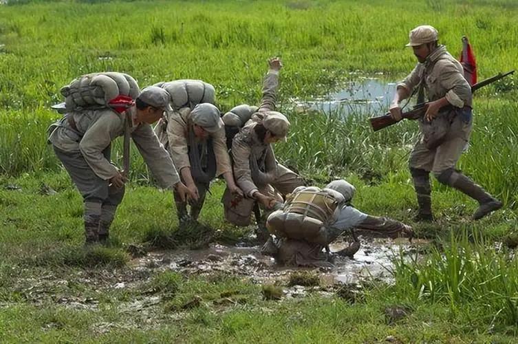 草地红军_红军在草地上走了多久_