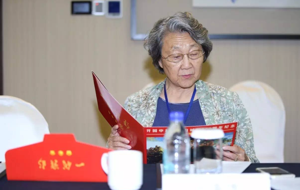 76年周秉德看望邓颖超，获赠一皮夹，里面的照片揭露总理一生之痛_76年周秉德看望邓颖超，获赠一皮夹，里面的照片揭露总理一生之痛_