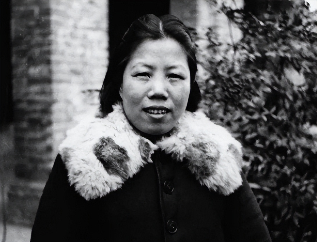 76年周秉德看望邓颖超，获赠一皮夹，里面的照片揭露总理一生之痛_76年周秉德看望邓颖超，获赠一皮夹，里面的照片揭露总理一生之痛_