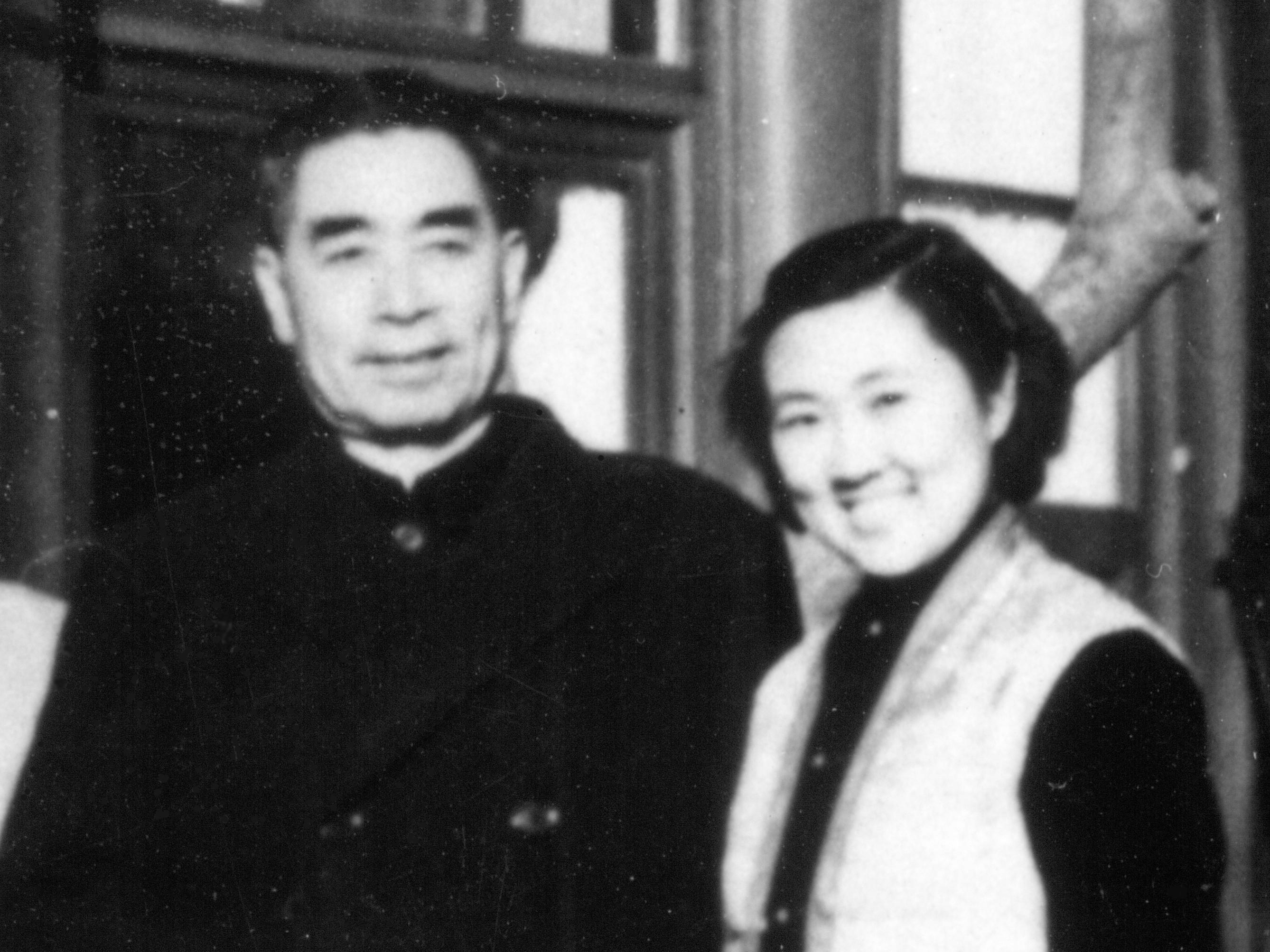 _76年周秉德看望邓颖超，获赠一皮夹，里面的照片揭露总理一生之痛_76年周秉德看望邓颖超，获赠一皮夹，里面的照片揭露总理一生之痛