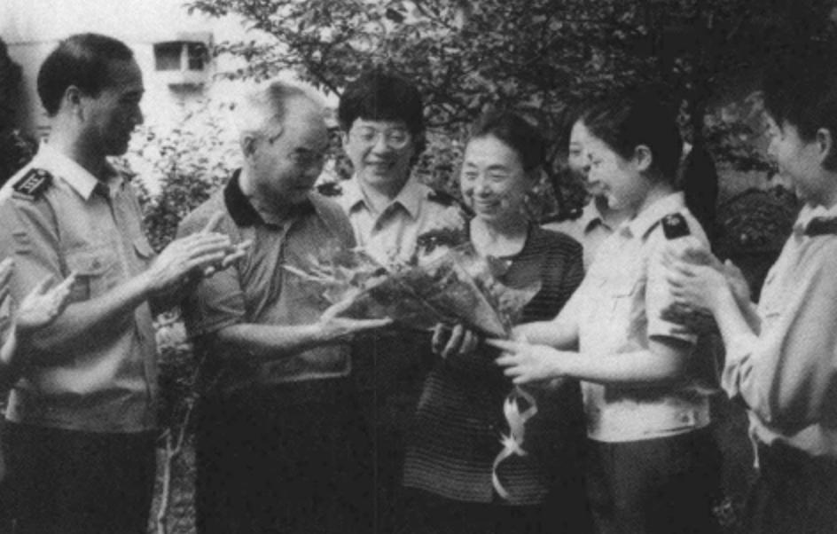 毛主席仅有的2个玻璃杯，被李长华借去一个打碎了，主席怎么说__毛主席仅有的2个玻璃杯，被李长华借去一个打碎了，主席怎么说