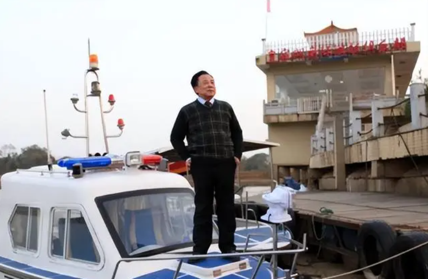 胎位臂位晚上怎么睡觉__校长拿学生十多万伙食费养情妇