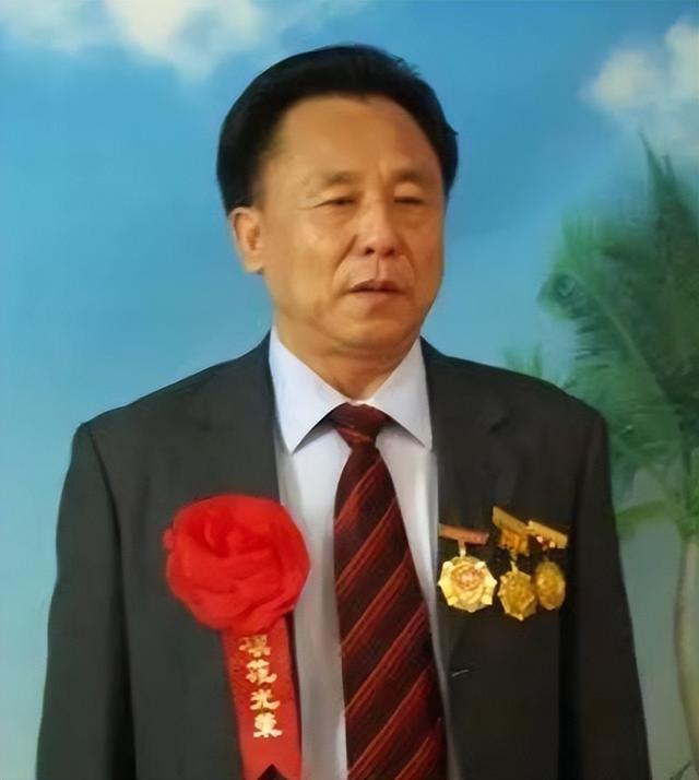 _胎位臂位晚上怎么睡觉_校长拿学生十多万伙食费养情妇