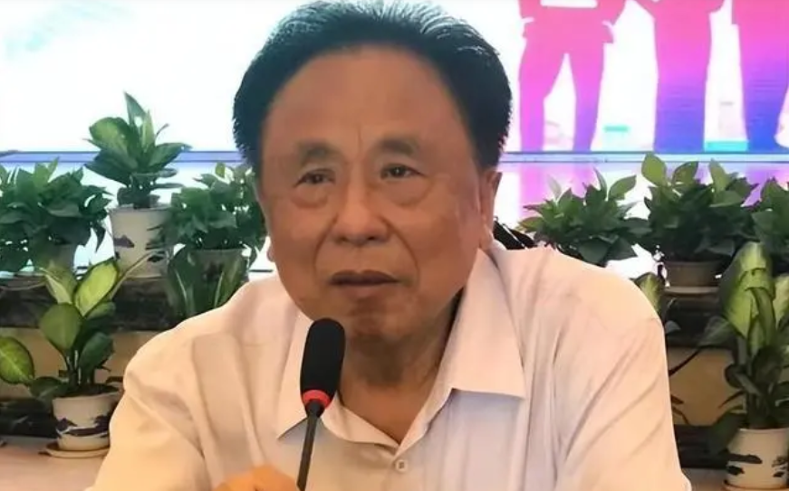 _校长拿学生十多万伙食费养情妇_胎位臂位晚上怎么睡觉