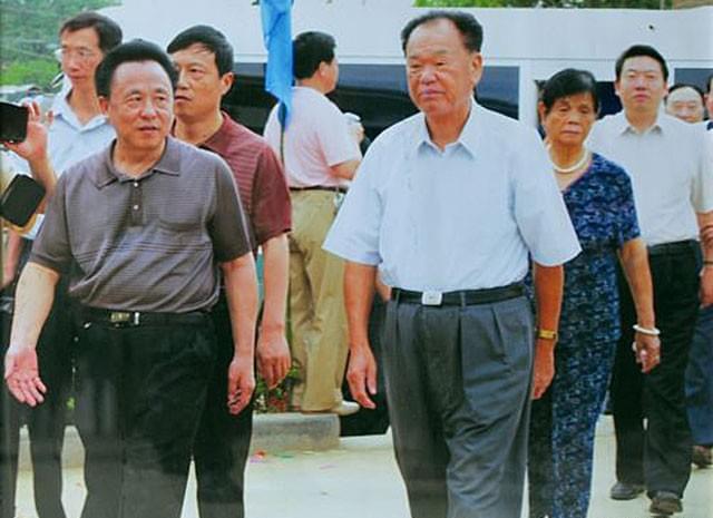 _校长拿学生十多万伙食费养情妇_胎位臂位晚上怎么睡觉