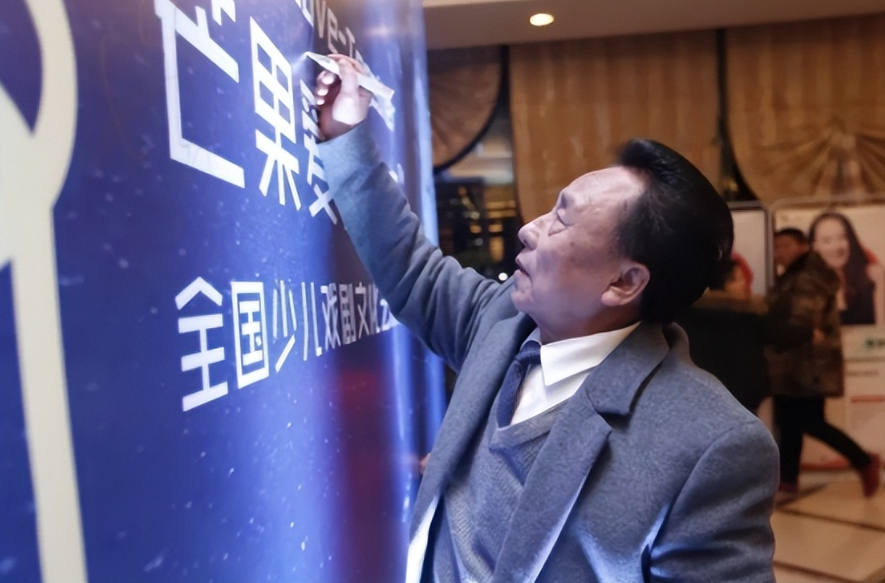 _校长拿学生十多万伙食费养情妇_胎位臂位晚上怎么睡觉