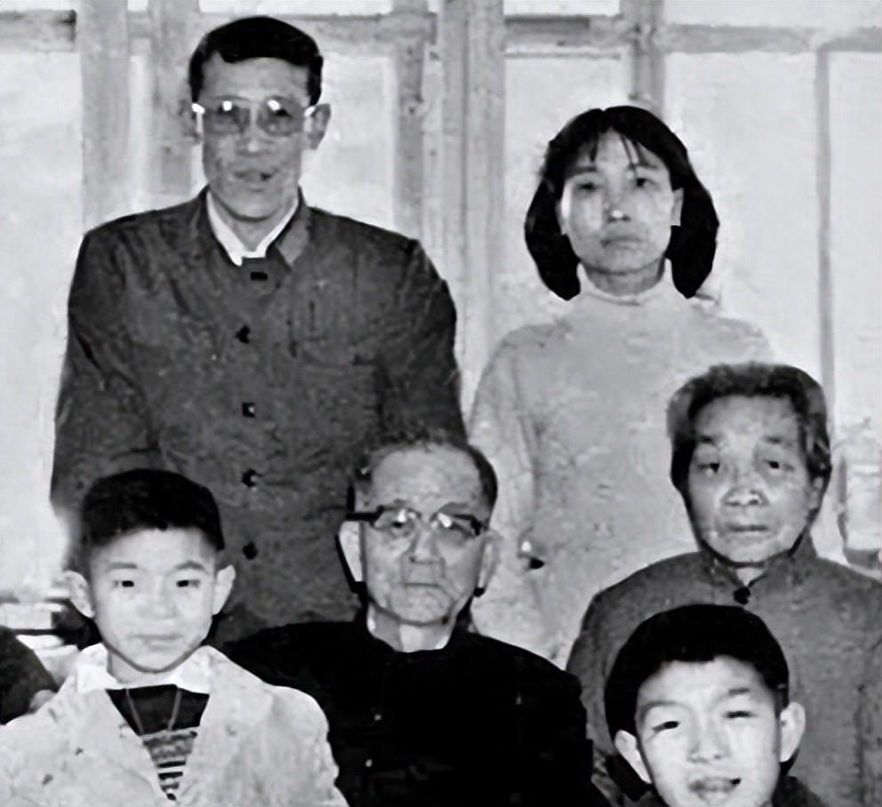 他是薄一波的亲家，曾任全国人大副委员长，66岁被开除党籍__他是薄一波的亲家，曾任全国人大副委员长，66岁被开除党籍