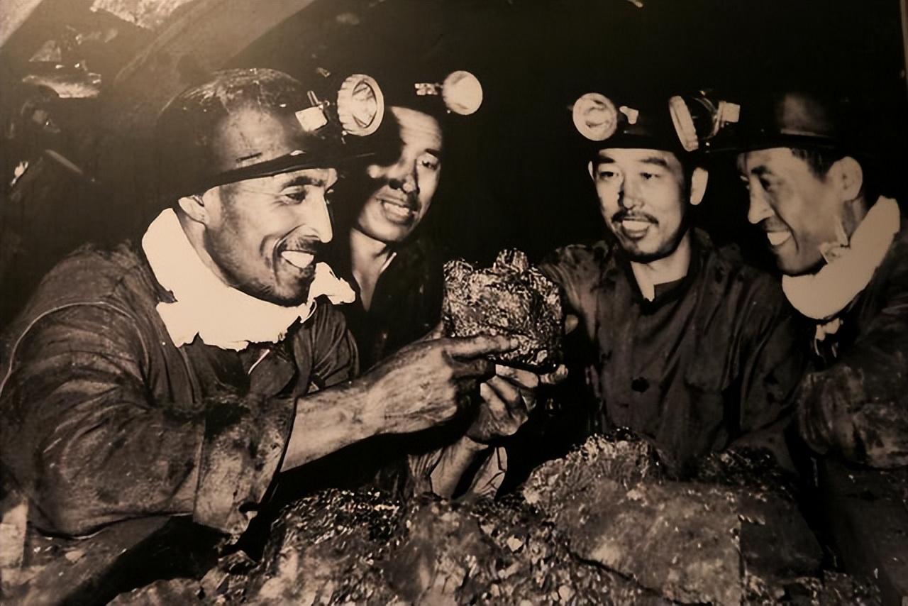 _他连任两届全国人大常委，49岁被开除党籍，50岁被判刑10年_他连任两届全国人大常委，49岁被开除党籍，50岁被判刑10年