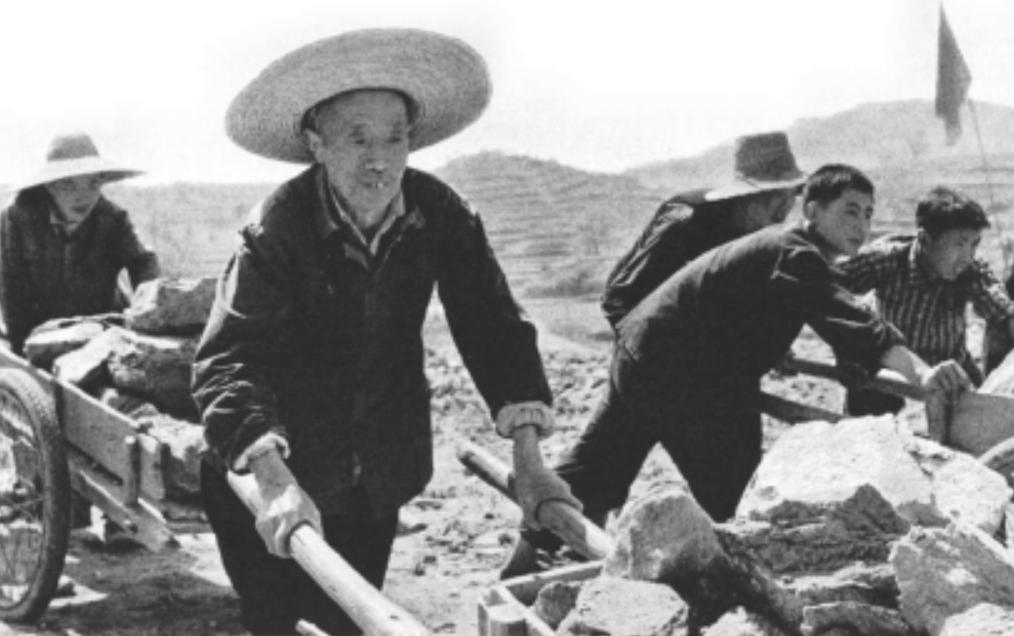 _1957年，陈再道上将在英模会上见到老部下：生活有什么困难_1957年，陈再道上将在英模会上见到老部下：生活有什么困难