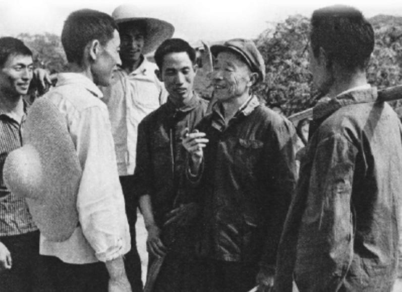 1957年，陈再道上将在英模会上见到老部下：生活有什么困难__1957年，陈再道上将在英模会上见到老部下：生活有什么困难