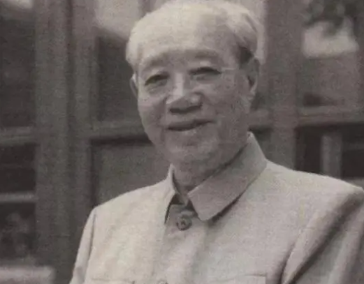 毛主席走后汪东兴官至副主席，79年陈云想让他退位，他以8字回应__毛主席走后汪东兴官至副主席，79年陈云想让他退位，他以8字回应