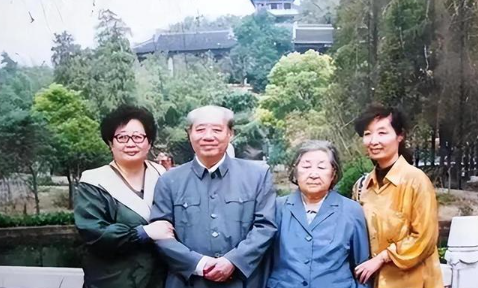 毛主席走后汪东兴官至副主席，79年陈云想让他退位，他以8字回应_毛主席走后汪东兴官至副主席，79年陈云想让他退位，他以8字回应_