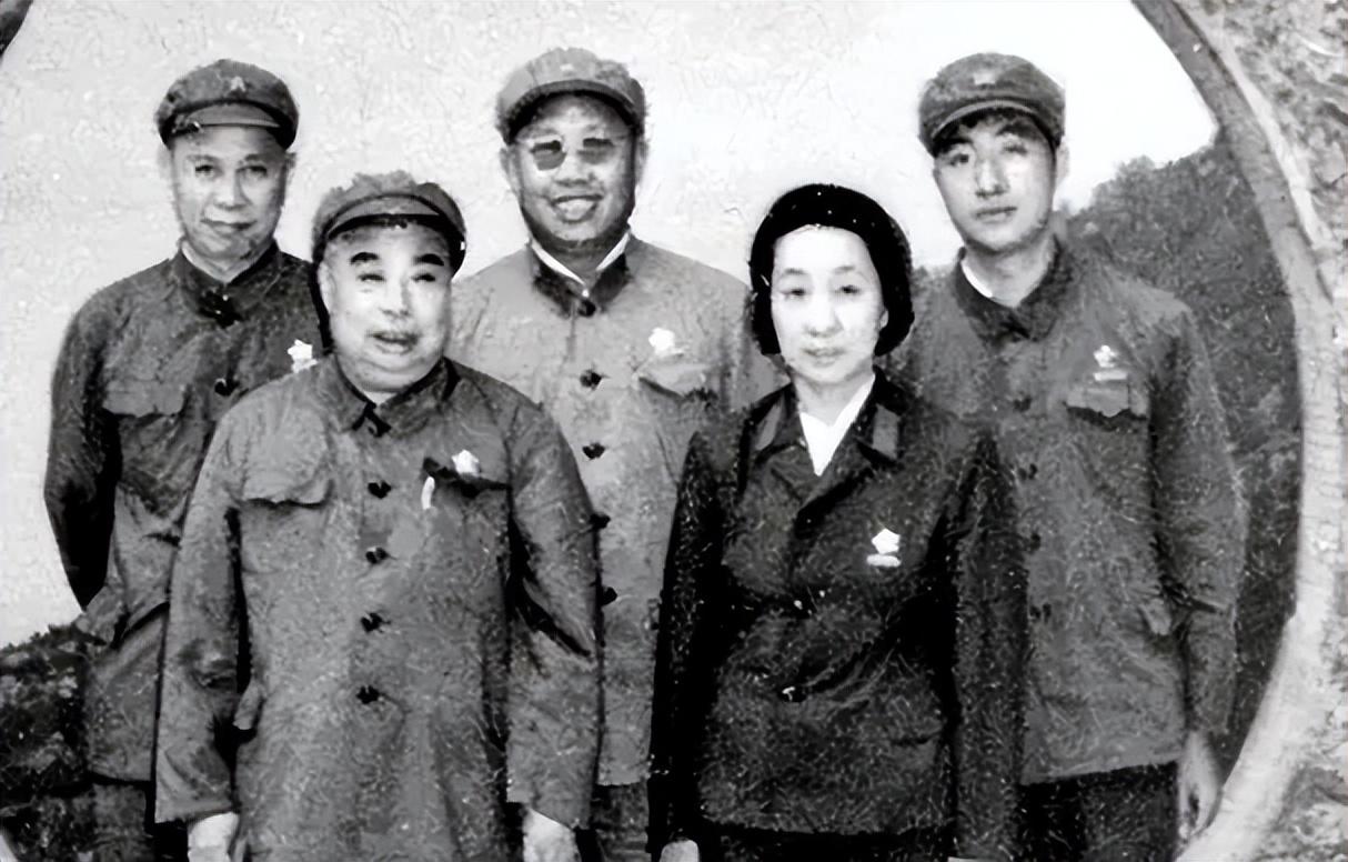 他是开国大校，1971年带枪面见毛主席，毛主席：把他抓起来__他是开国大校，1971年带枪面见毛主席，毛主席：把他抓起来