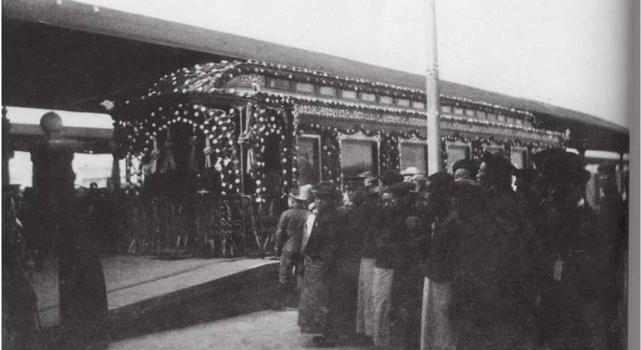 隆裕太后生活优裕，又没有疾病，为何在清帝退位第二年就去世了？__隆裕太后生活优裕，又没有疾病，为何在清帝退位第二年就去世了？