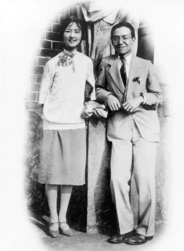 _清华大学梁思成林徽因雕像_林徽因清华建筑系