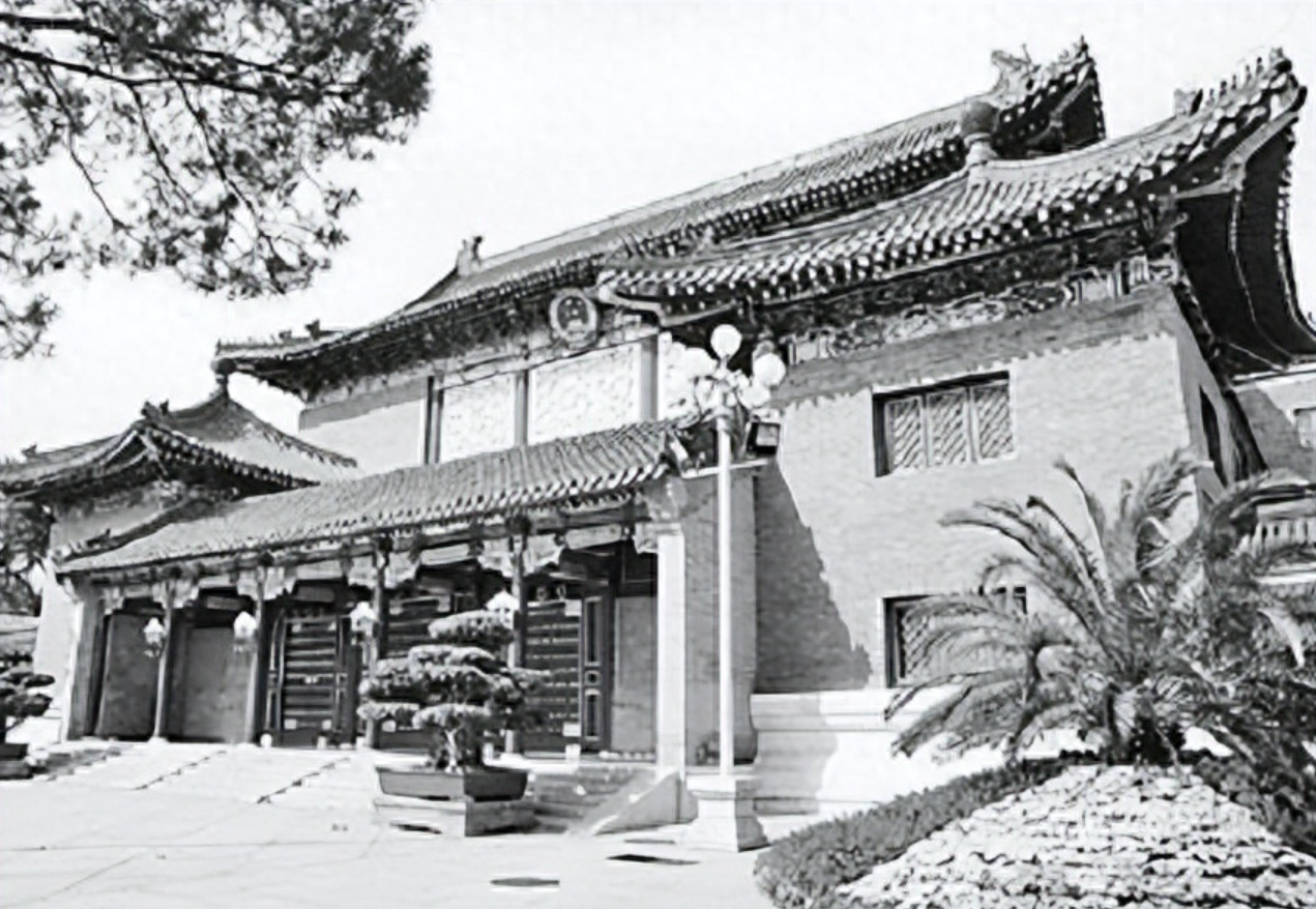 中南海为何不挂“中央人民政府”牌匾？周总理反对，伟人指出缘由_中南海为何不挂“中央人民政府”牌匾？周总理反对，伟人指出缘由_